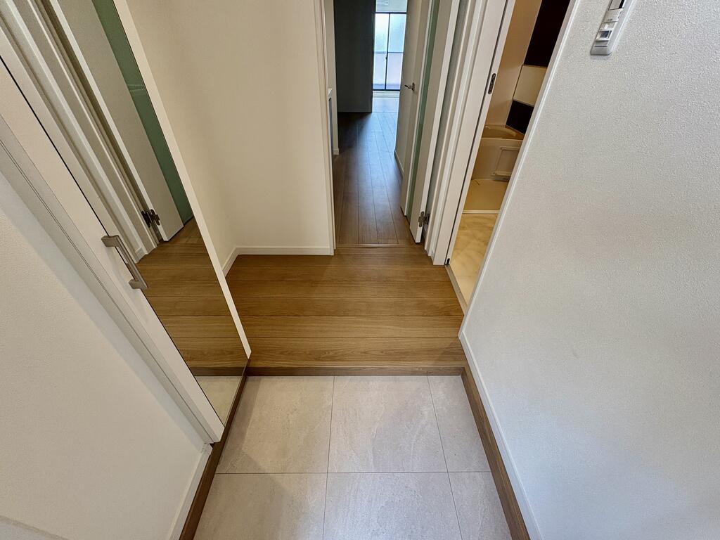 玄関　※同建物の別のお部屋の写真です。