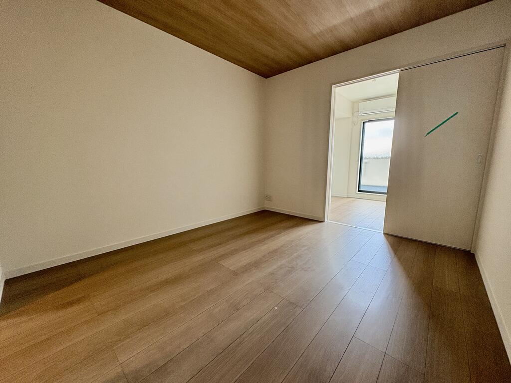 居室・リビング　※同建物の別のお部屋の写真です。