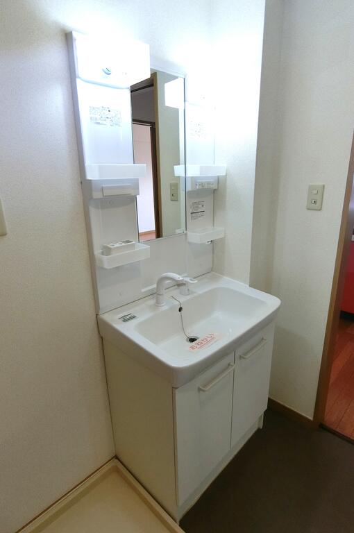 洗面設備　同型物件の写真、配色に違いあり
