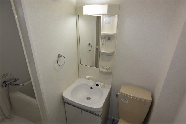 洗面設備　写真は同マンションの他のお部屋のものです