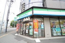 コンビニ　ファミリーマート札幌北1条西20丁目店（コンビニ）まで69m