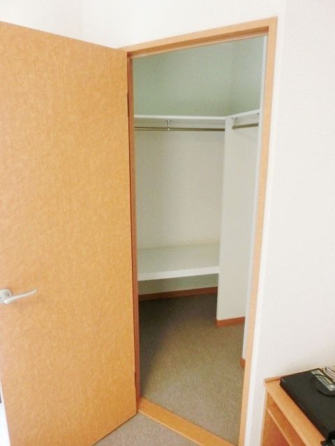 収納　奥行きのあるウォークインクローゼット。