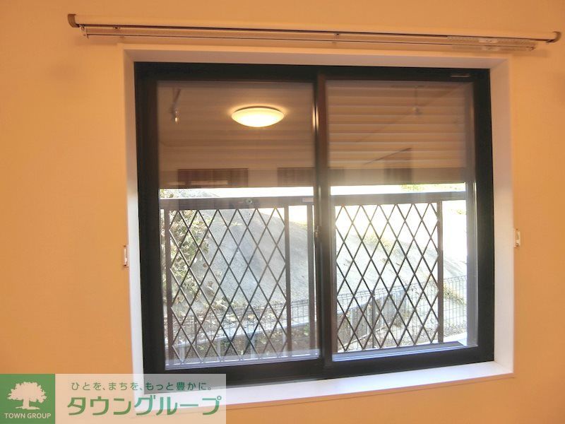 その他　洋室は7.7帖。ナチュラルな木目調の床材・建具を使用してお…