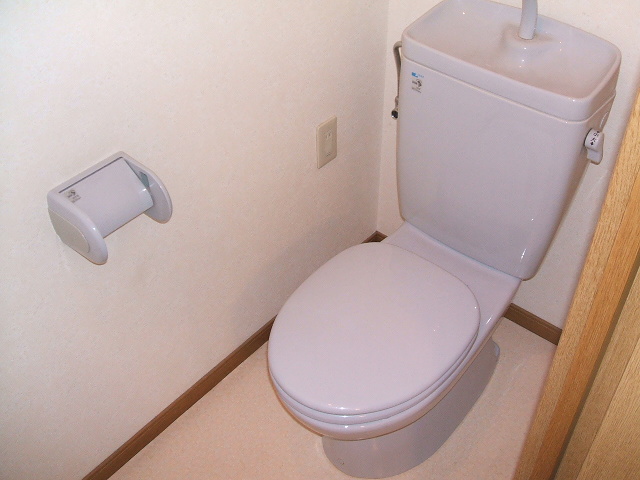 トイレ　落ち着いた色調のトイレです
