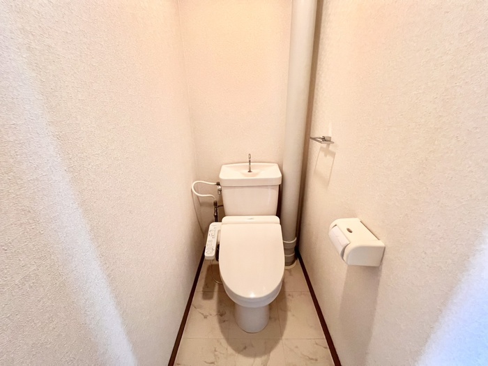 トイレ　別号室のお写真になります。
