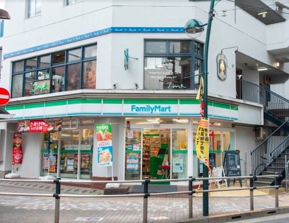 コンビニ　ファミリーマート 梅ヶ丘駅前店（コンビニ）まで516m