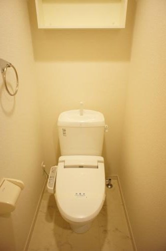 トイレ　ウォシュレット付き。