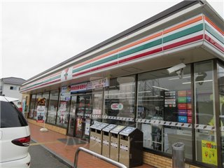 コンビニ　セブン-イレブン鳩ヶ谷里中学校前店（コンビニ）まで408m
