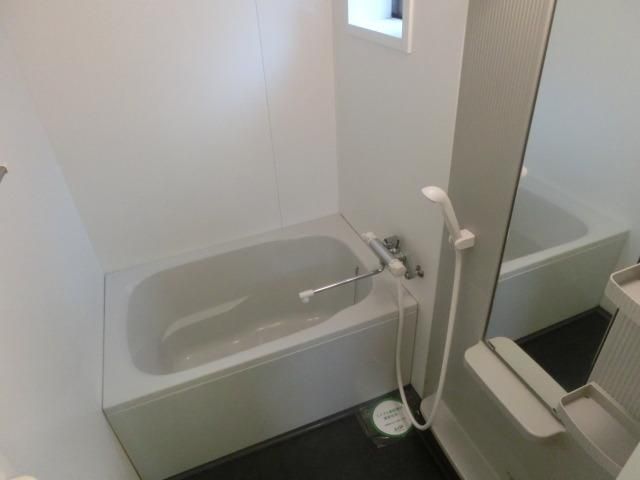 バス・シャワールーム　小窓付の明るいお部屋