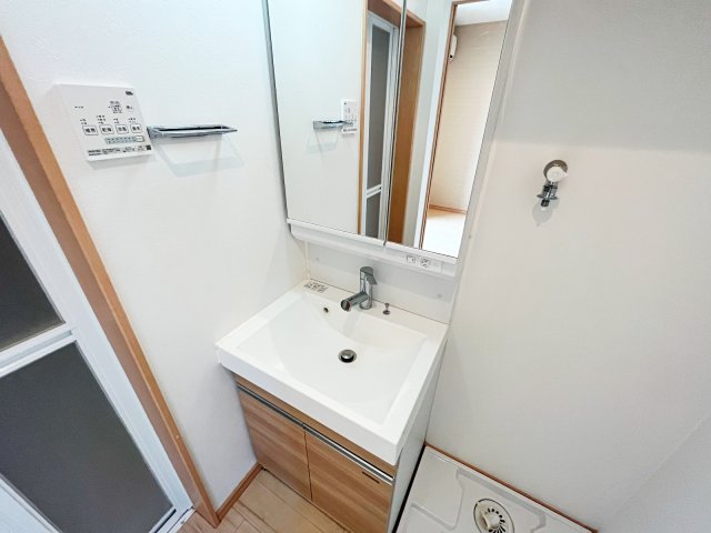 洗面設備　※同建物の類似写真となります。