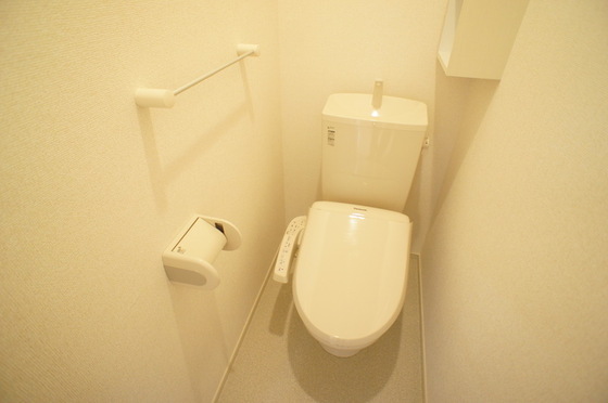 トイレ　気遣いを感じる棚やホルダー