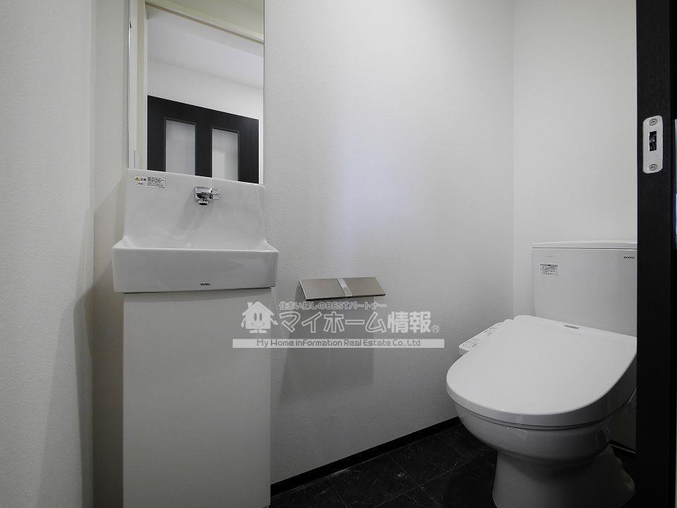トイレ　トイレは快適な温水洗浄暖房便座付き
