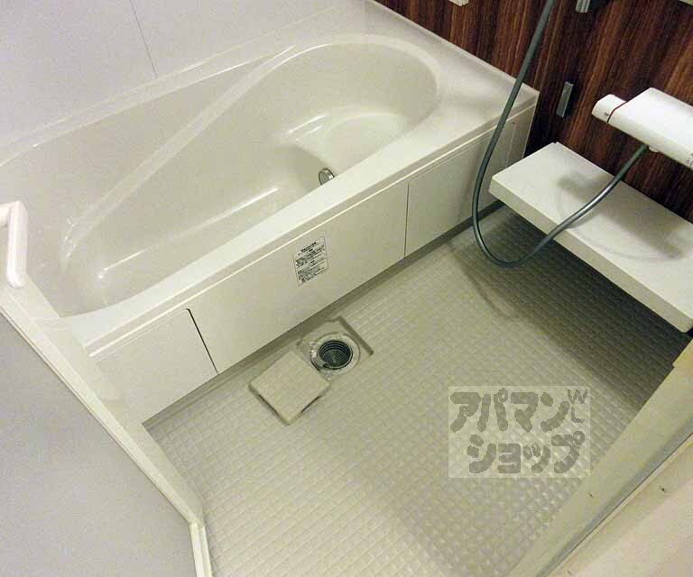 バス・シャワールーム　ゆったり浸かれそうです！