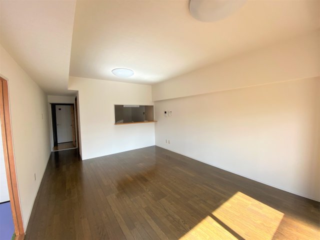 居室・リビング　別部屋同一間取りのお写真となります。