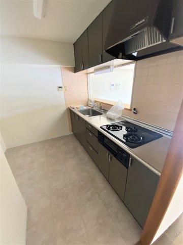 キッチン　別部屋同一間取りのお写真となります。