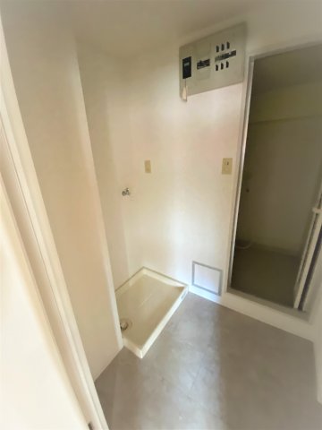 バス・シャワールーム　別部屋同一間取りのお写真となります。