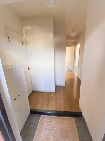 玄関　別部屋同一間取りのお写真となります。