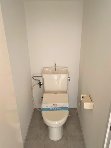 トイレ　別部屋同一間取りのお写真となります。