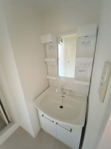 洗面設備　別部屋同一間取りのお写真となります。