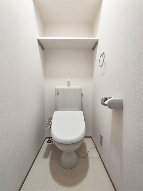 トイレ　温水洗浄便座付きのトイレです。