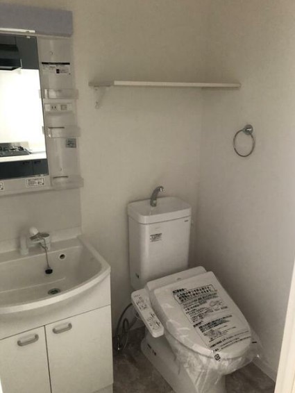 トイレ　別部屋参考画像になります。