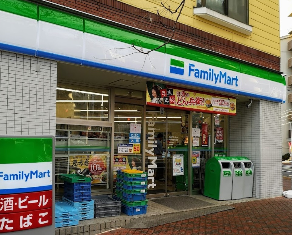 コンビニ　ファミリーマート 阪神岩屋駅前店（コンビニ）まで330m