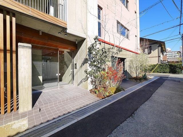 エントランス　オートロック付きで防犯面も安心