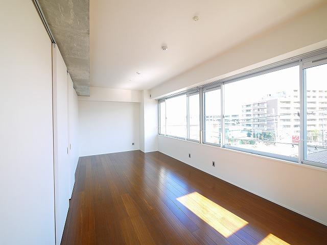 その他部屋・スペース　窓が大きく、大変明るいお部屋です