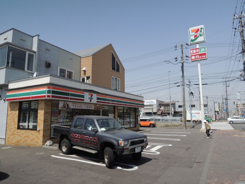コンビニ　セブンイレブン万代町店（コンビニ）まで1000m