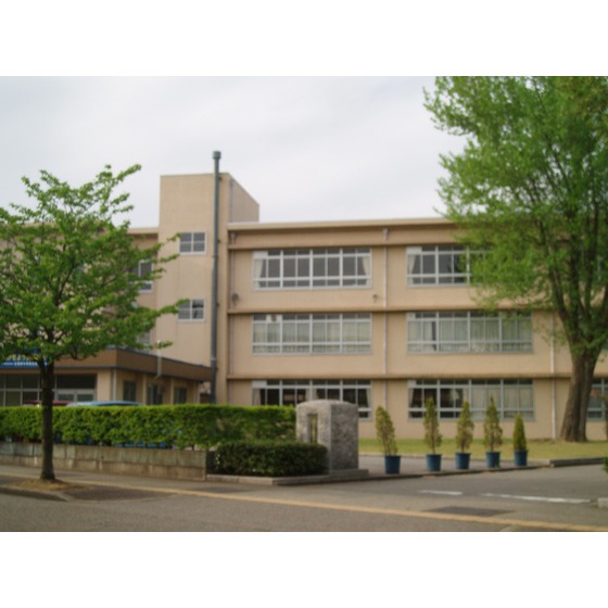 中学校　高岡市立志貴野中学校（中学校）まで1457m