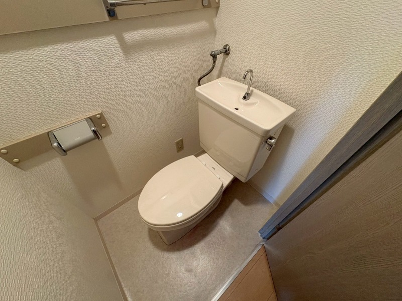 トイレ　こちらはトイレです。清潔感があり、安心して使用できます。