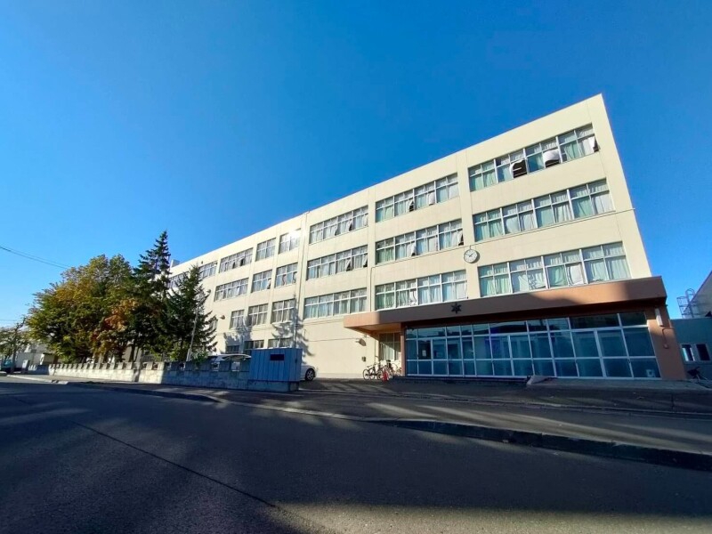 中学校　札幌市立栄南中学校（中学校）まで1302m