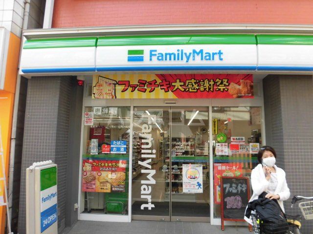 コンビニ　ファミリーマート世田谷山下店（コンビニ）まで293m