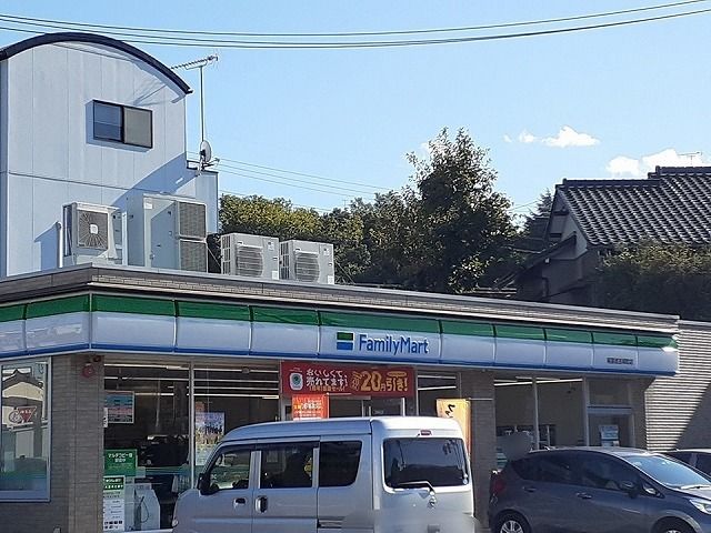 コンビニ　ファミリーマート（コンビニ）まで500m