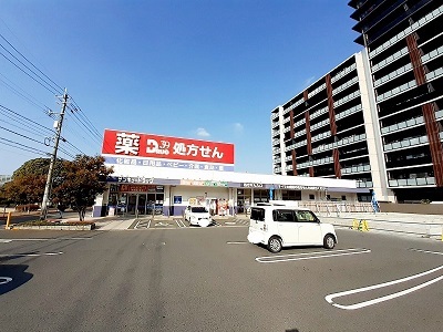 ドラックストア　サンキュードラッグ筒井町店（ドラッグストア）まで649m