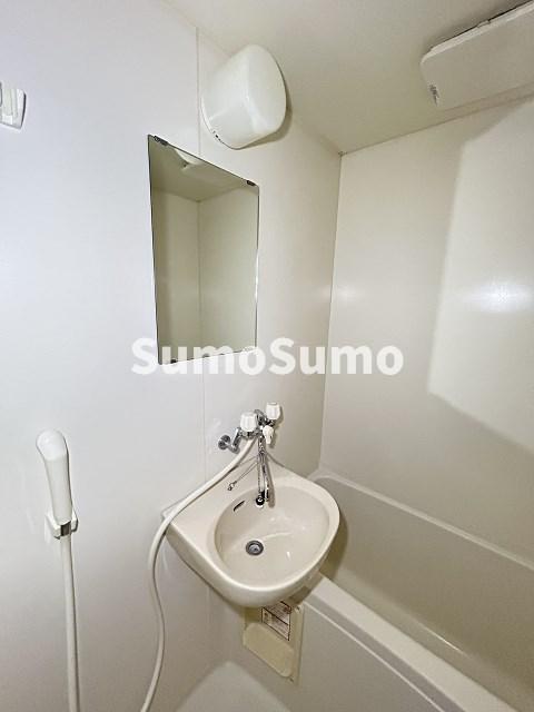 洗面設備　明るい洗面所です