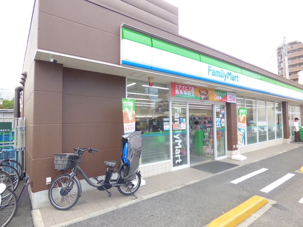 コンビニ　ファミリーマート 戸田本町一丁目店（コンビニ）まで20m