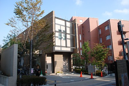 図書館　文京区立本郷図書館（図書館）まで541m