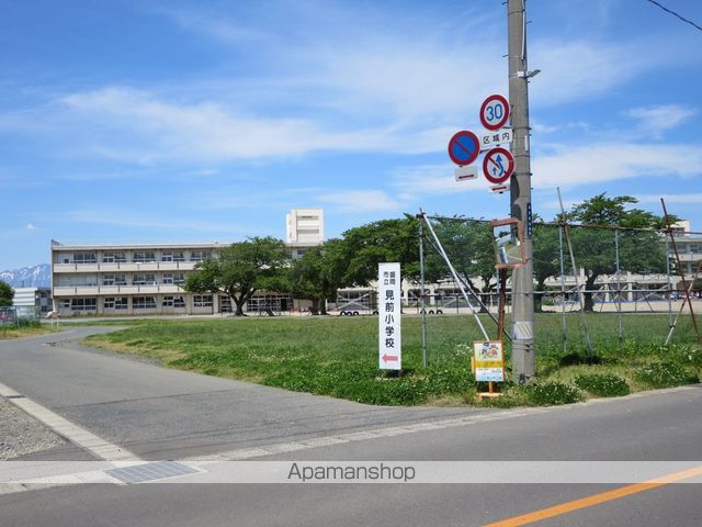 小学校　見前小学校（小学校）まで581m