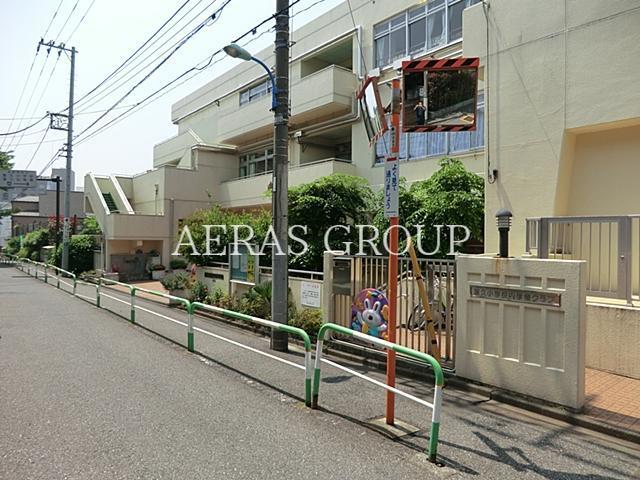 小学校　新宿区立富久小学校（小学校）まで586m