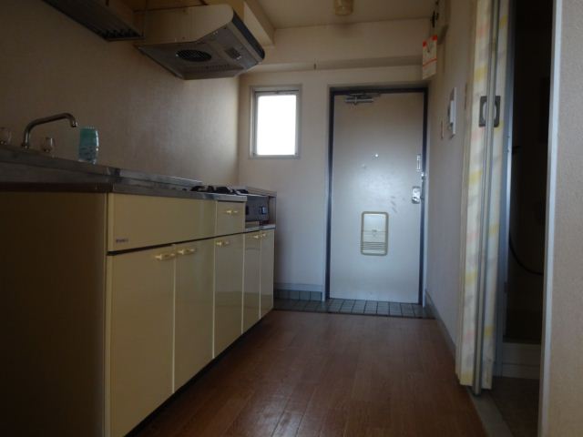 玄関　広いキッチンスペースです