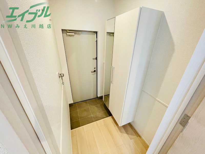 玄関　同物件別室反転タイプ画像