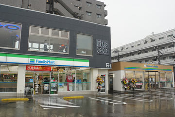 コンビニ　ファミリーマート ポンテポルタ千住店（コンビニ）まで221m