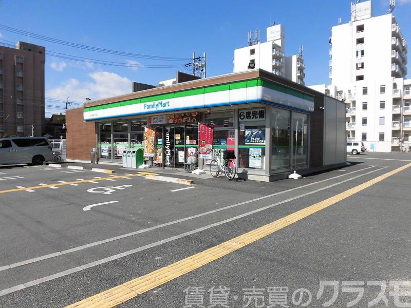 コンビニ　ファミリーマート新高2丁目店（コンビニ）まで749m