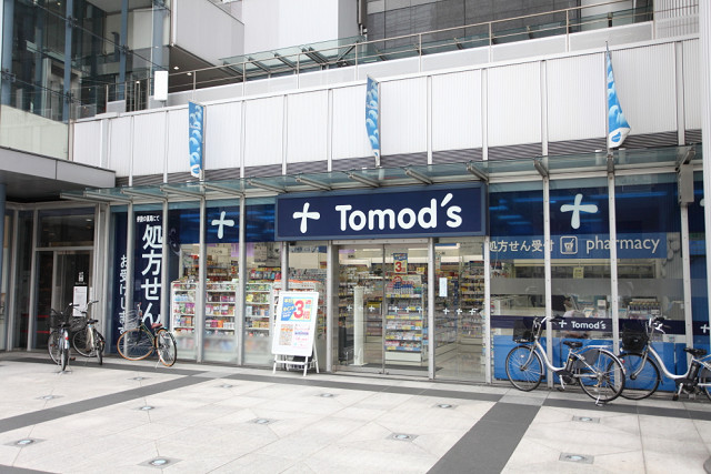 ドラックストア　トモズトルナーレ浜町店（ドラッグストア）まで483m