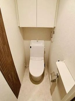 トイレ　落ち着いた色調のトイレです