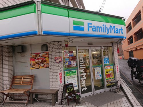 コンビニ　ファミリーマート 一社駅北店（コンビニ）まで208m