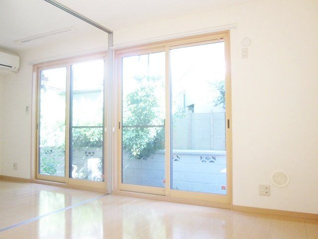 居室・リビング　☆仕切りのドアを開ければこの感じです☆