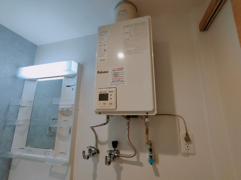その他　ガス給湯器です。操作しやすいパネルになってます。