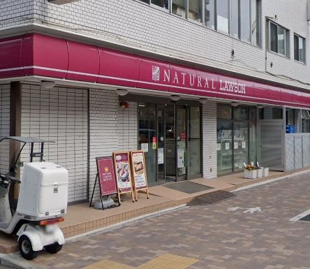コンビニ　ナチュラルローソン東麻布三丁目店（コンビニ）まで270m